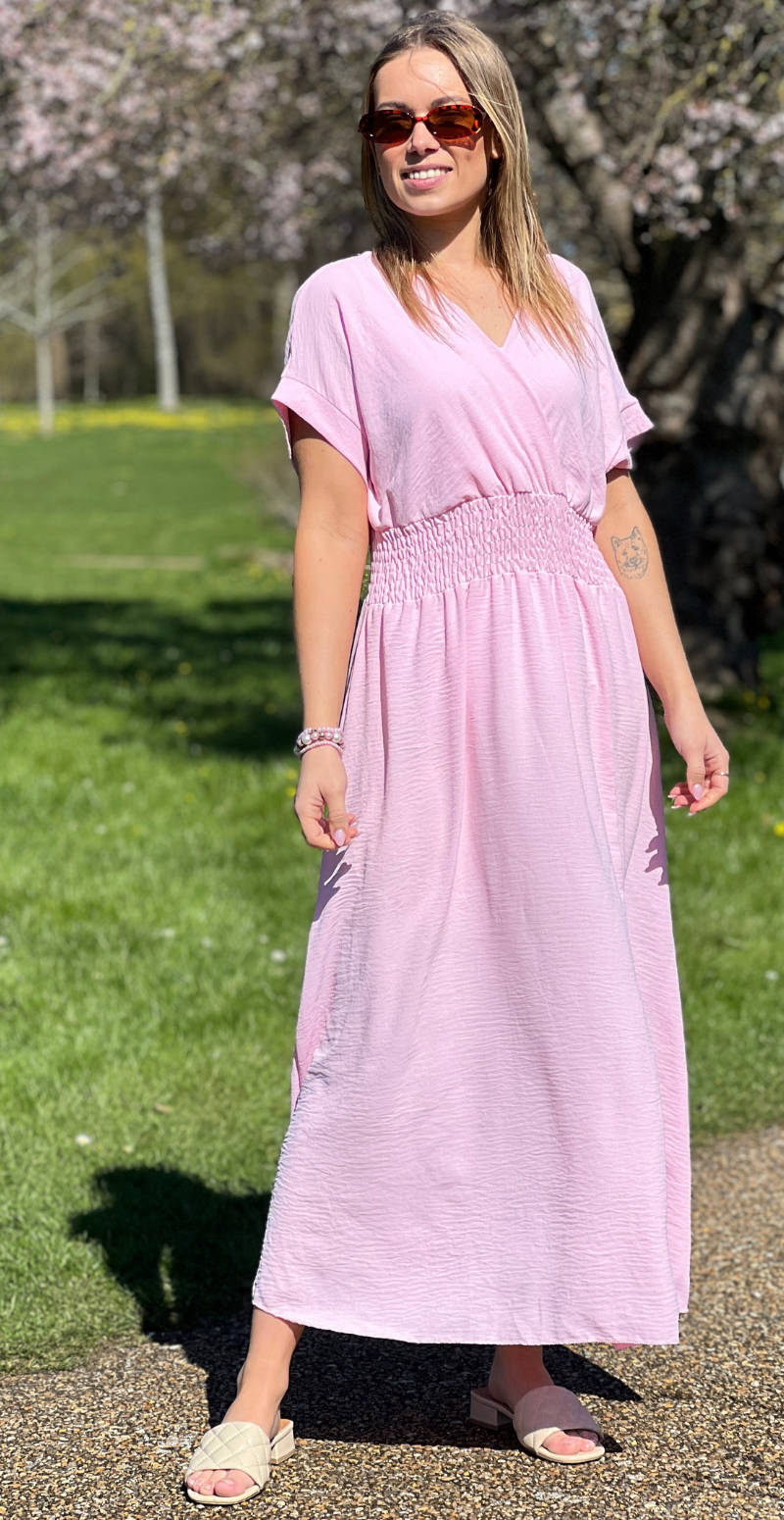 Dagny lang kjole med elastik i taljen og slids foran rosa LikeLondon