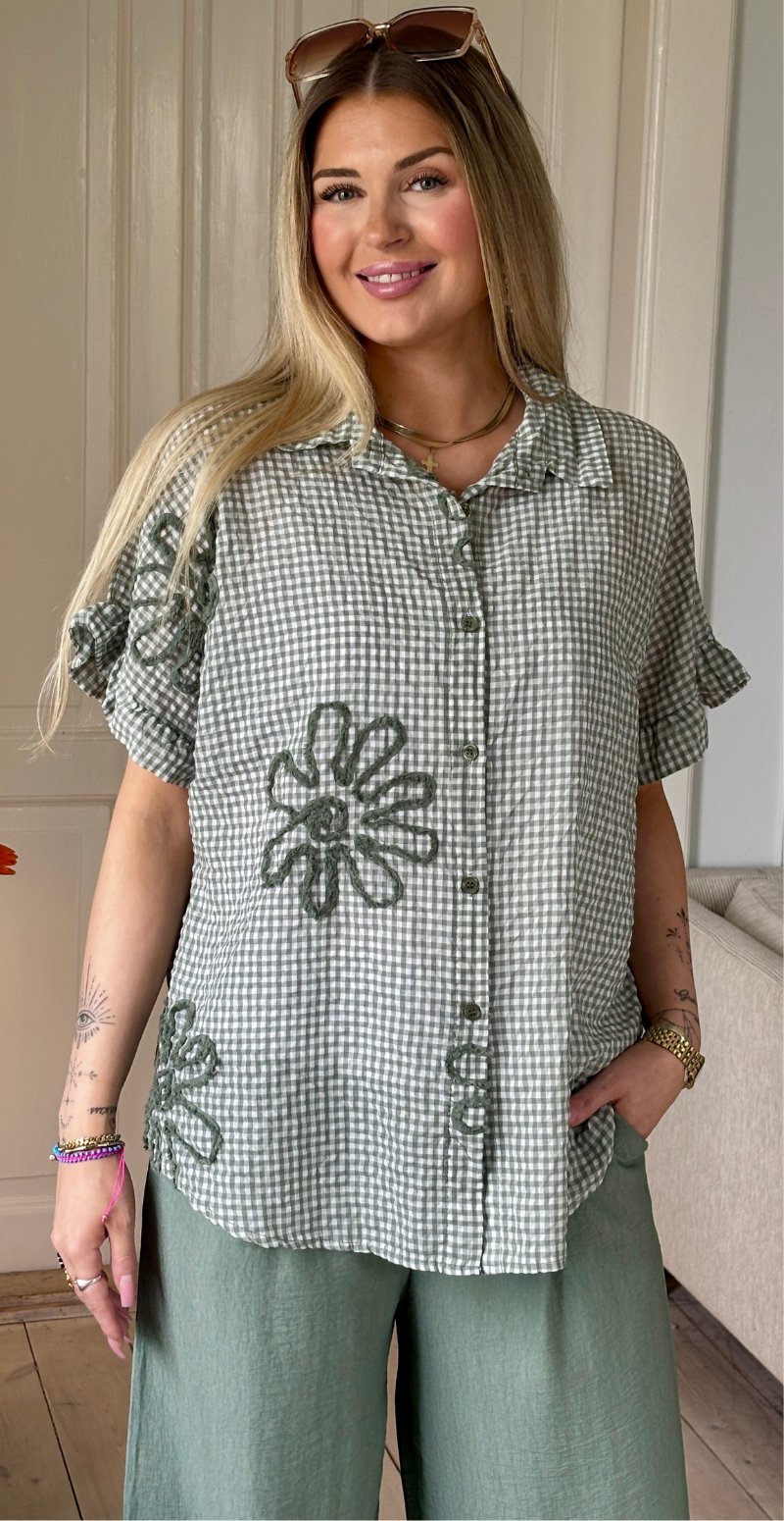 Isla skjorte med tern og kort flæseærme khaki LikeLondon