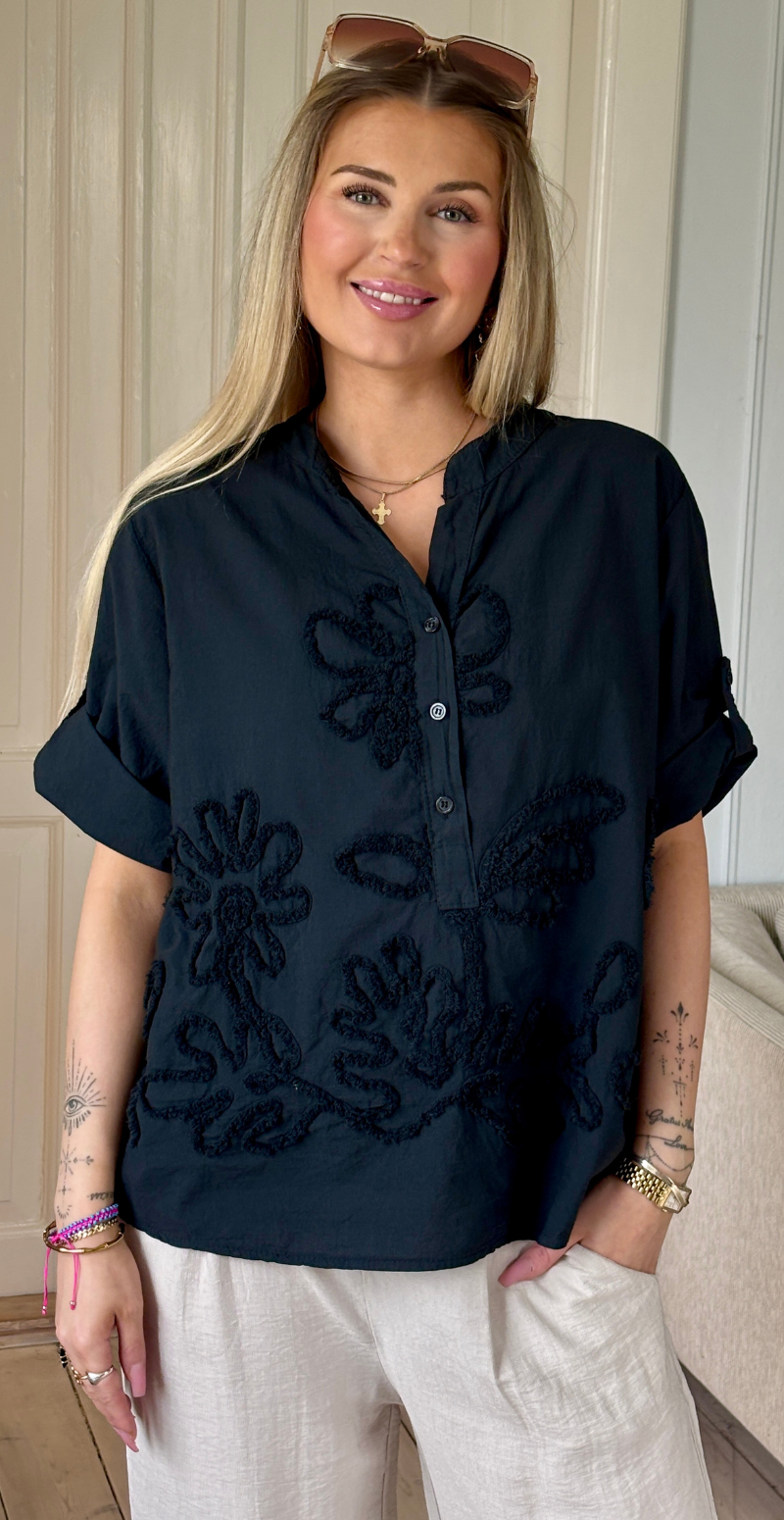Yasmin kortærmet bluse med struktur og blomstermønster sort LikeLondon