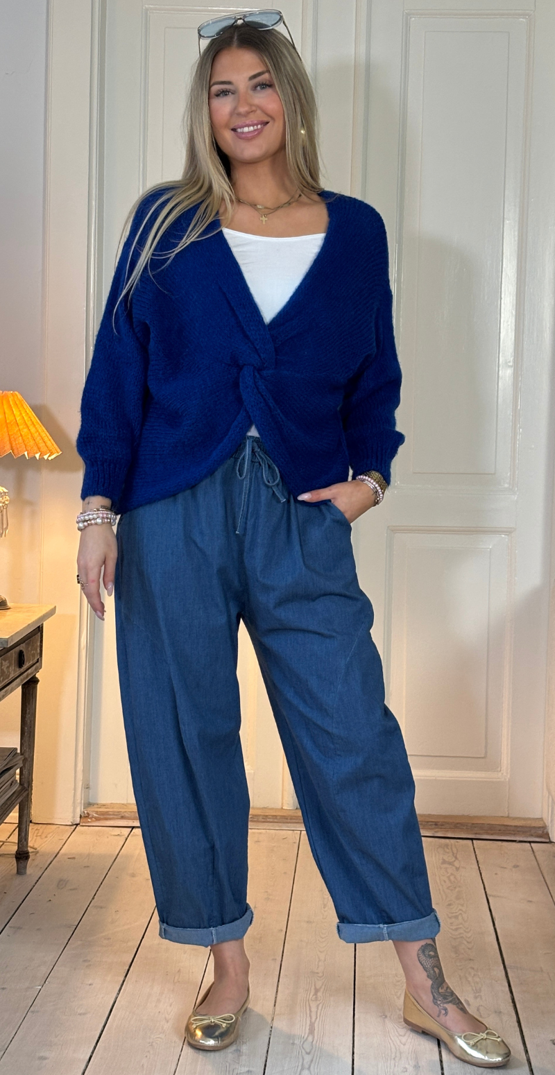 Zinka strik med lange ærmer og knude foran royal blue LikeLondon