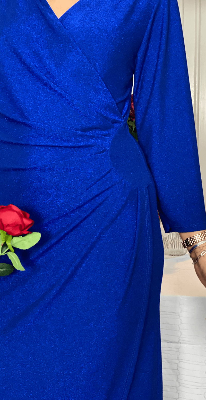 Gabriella lang glimmerkjole med wrap-effekt royalblue LikeLondon