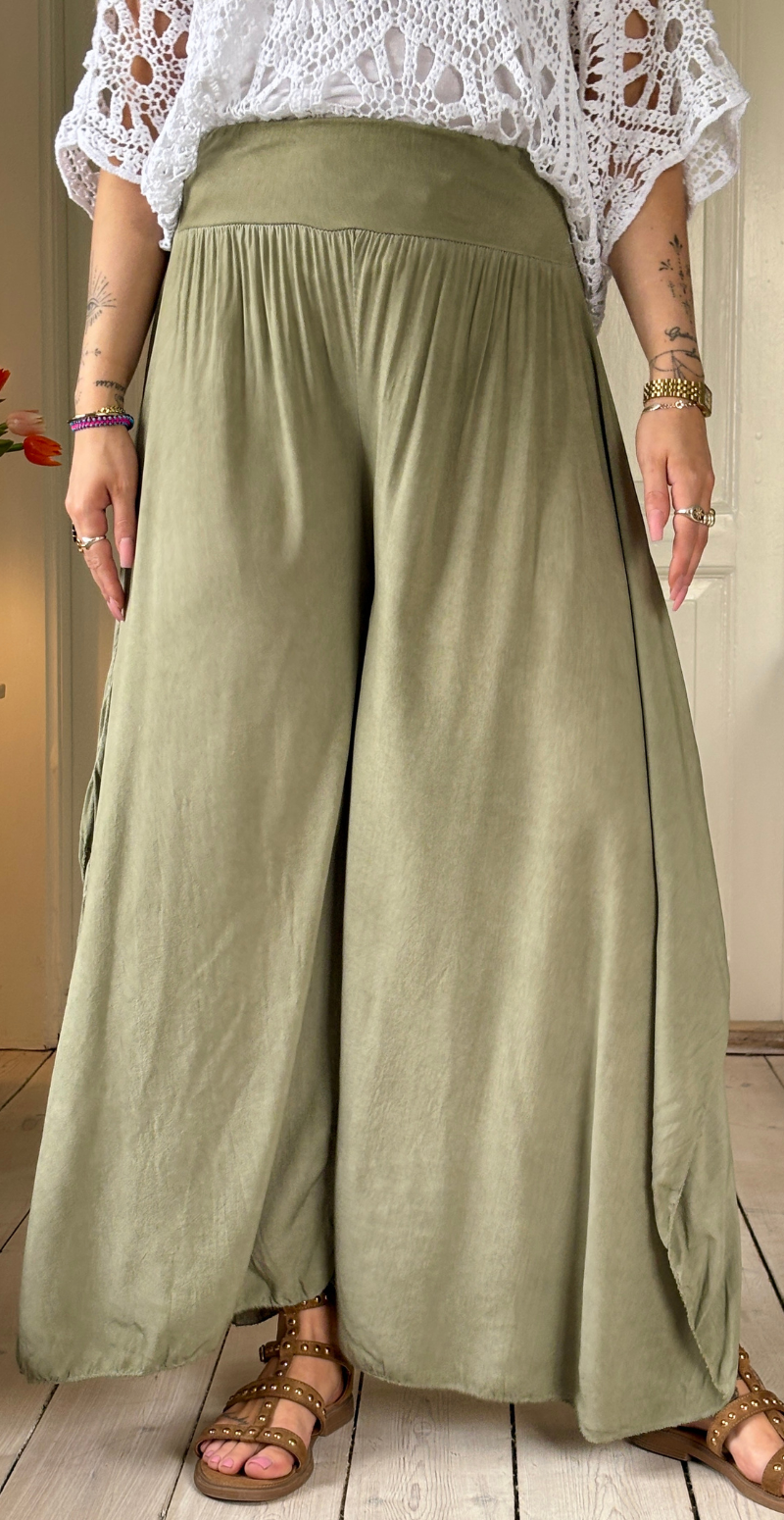 Talia bukser med vidde og slidser i benene khaki LikeLondon