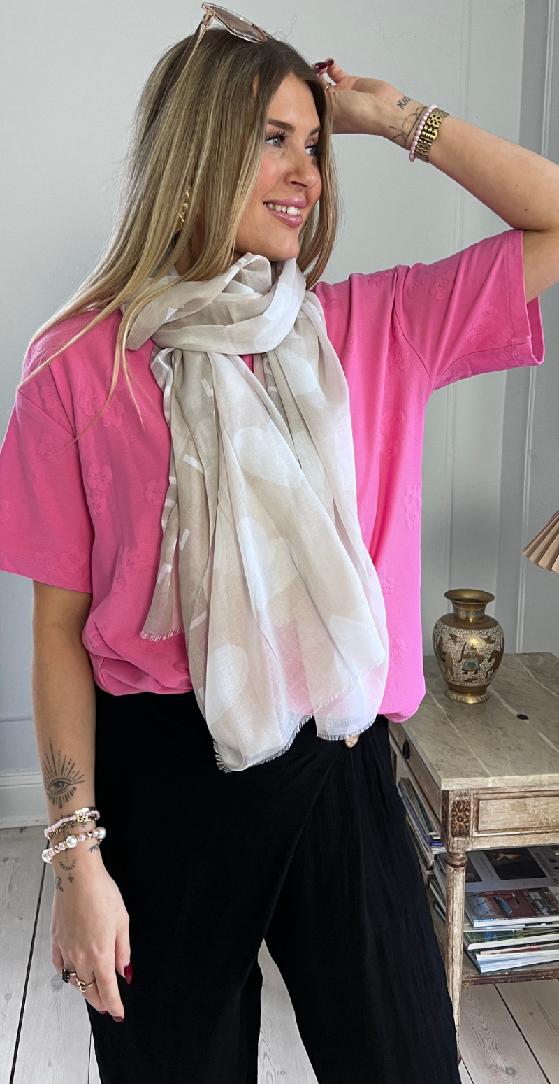 Tørklæde med "love" og store hjerter beige LikeLondon