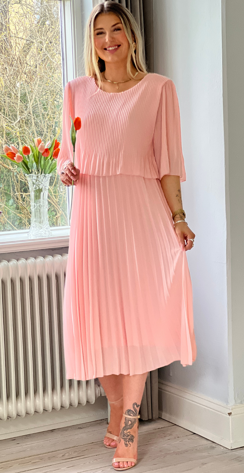 Forudbestil uge 15 Carmen plisseret kjole med elastik i taljen rosa LikeLondon