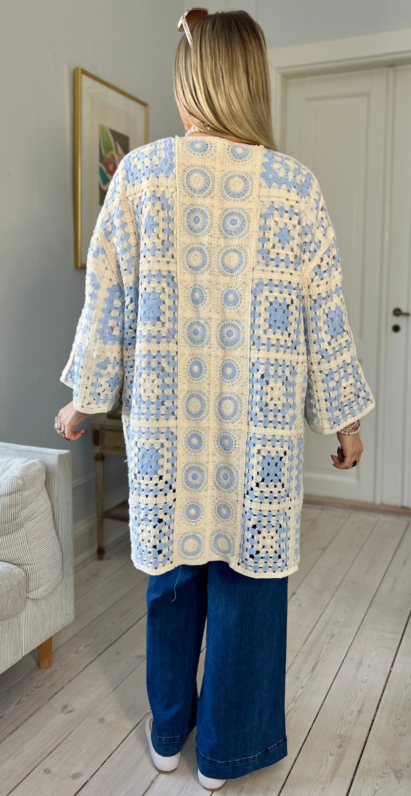 Mio mellemlang cardigan med hæklet firkanter lysblå LikeLondon