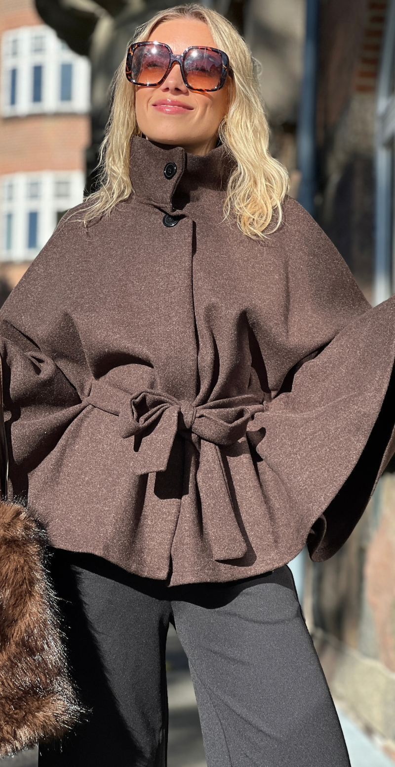 Antonella poncho med bindebånd brun LikeLondon