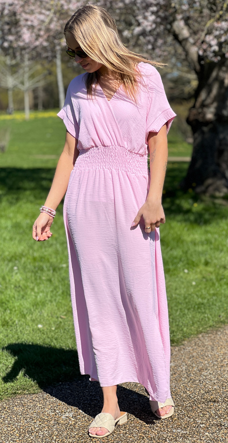 Dagny lang kjole med elastik i taljen og slids foran rosa LikeLondon