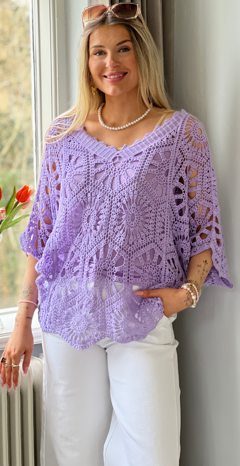 Cajsa hæklet bluse med v-hals og indertop lilla LikeLondon