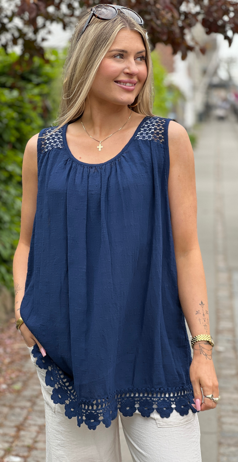 Ina bluse med blondedetaljer navy LikeLondon