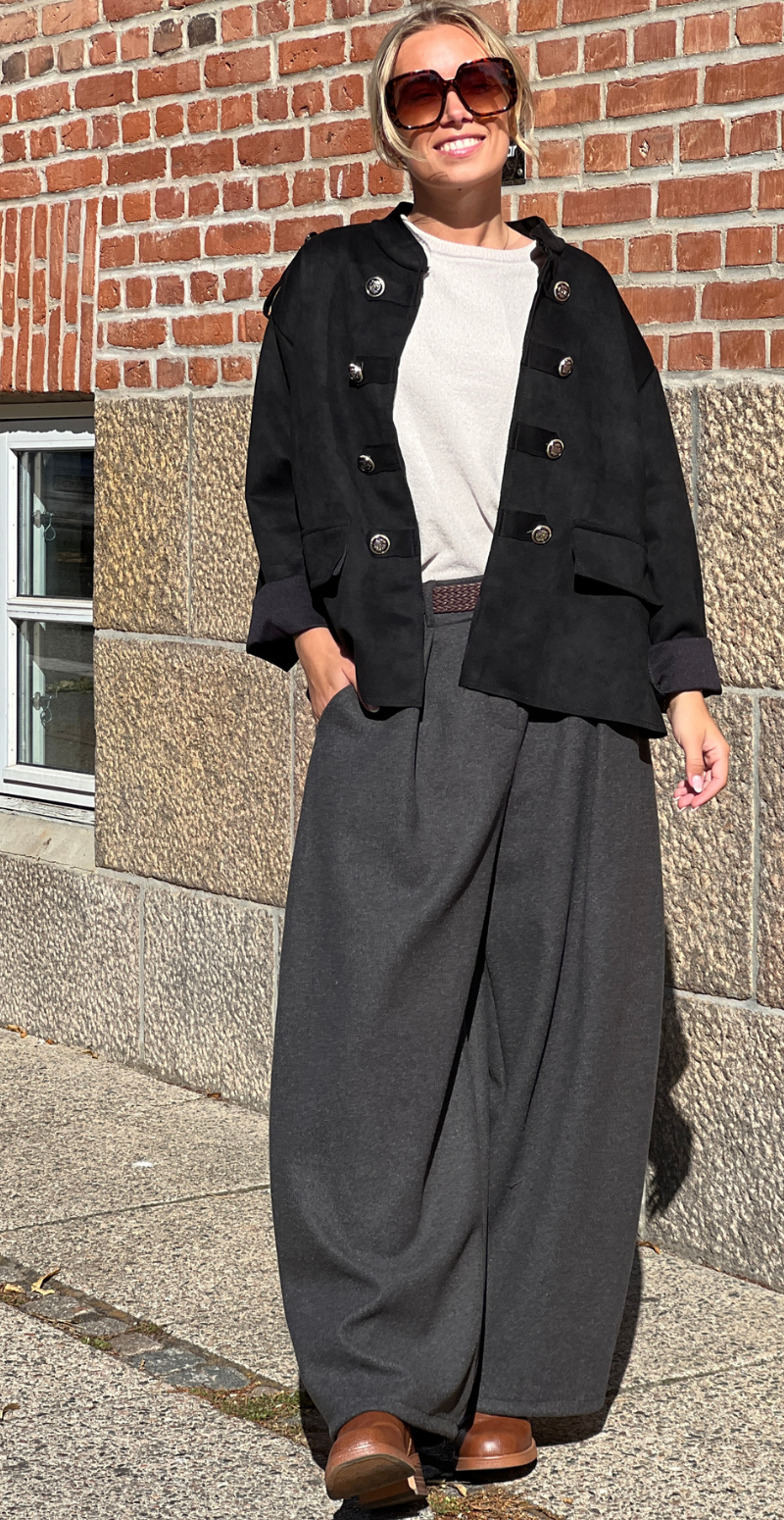 Giselle jakke i ruskindslook med knap-detaljer sort LikeLondon
