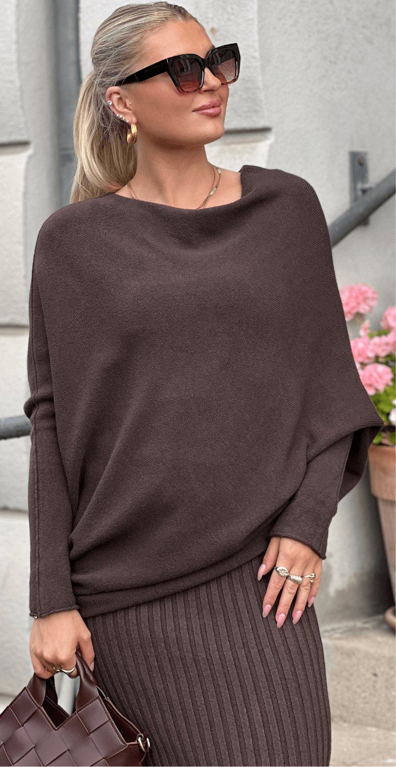 Molly striksæt med rib nederdel og asymetrisk bluse brun LikeLondon