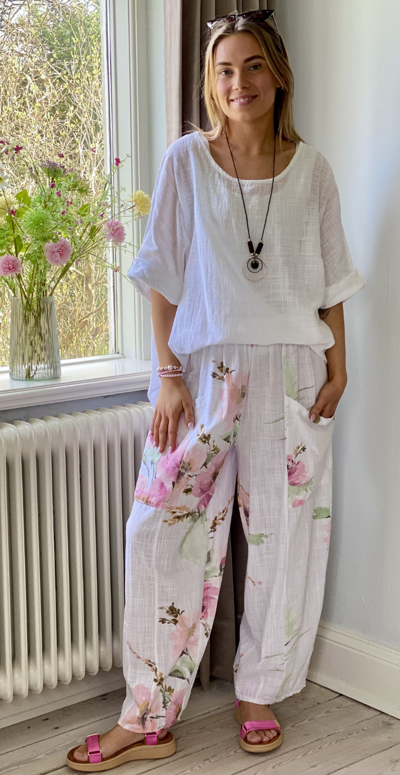 Gwen bukser med blomsterprint og lommer hvid LikeLondon