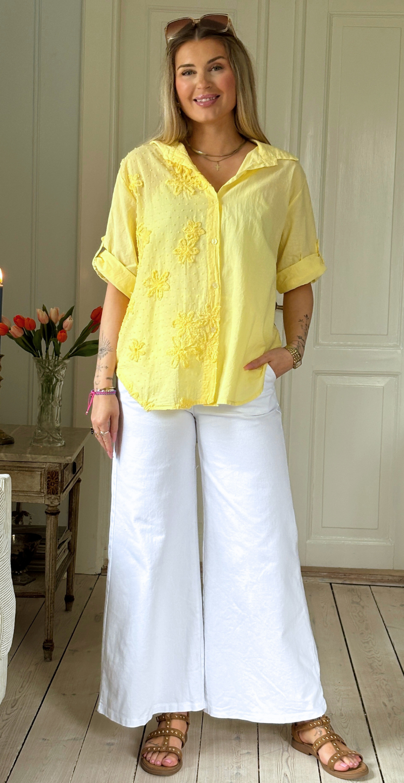 Sigga skjorte med broderi og blomst i den ene side gul Likelondon