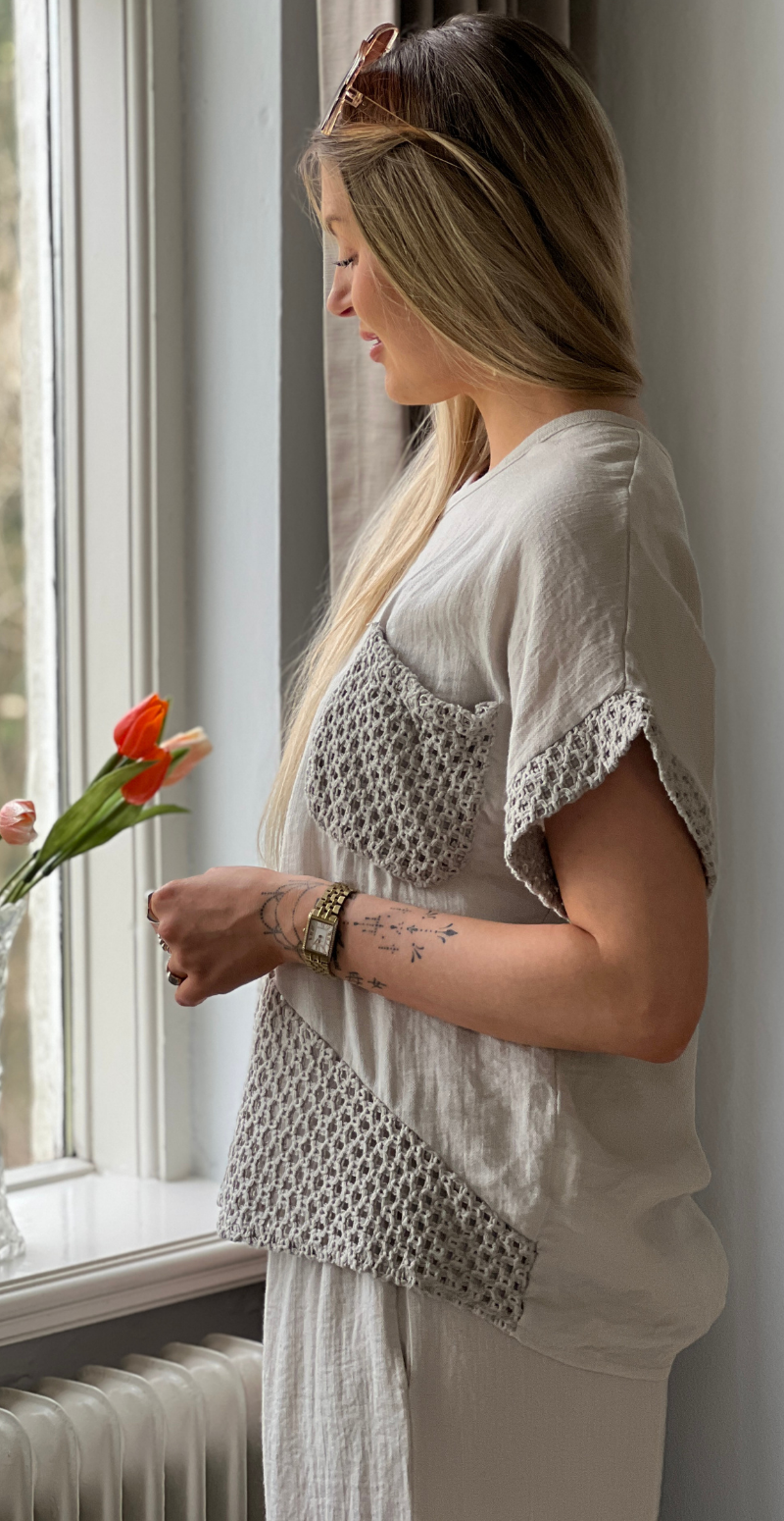 Gladys bluse med kort ærme og hæklede detaljer beige LikeLondon