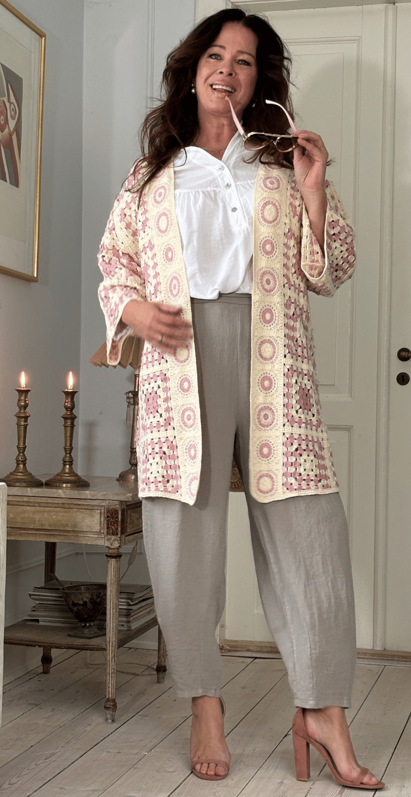 Mio mellemlang cardigan med hæklet firkanter rosa LikeLondon