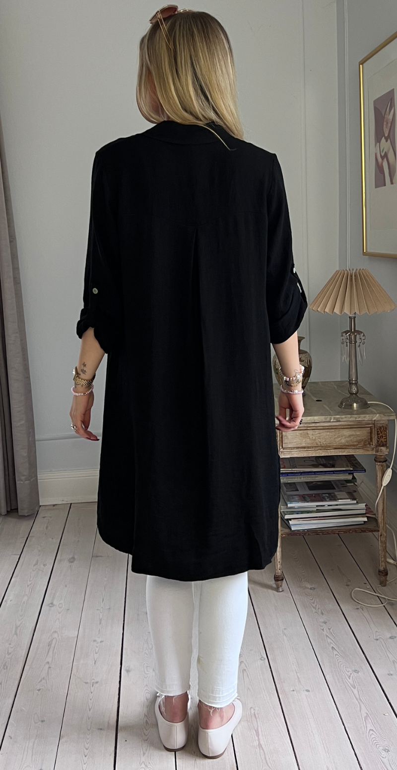 Ayla kjoletunika med perlemorsknapper og opsmøg sort LikeLondon