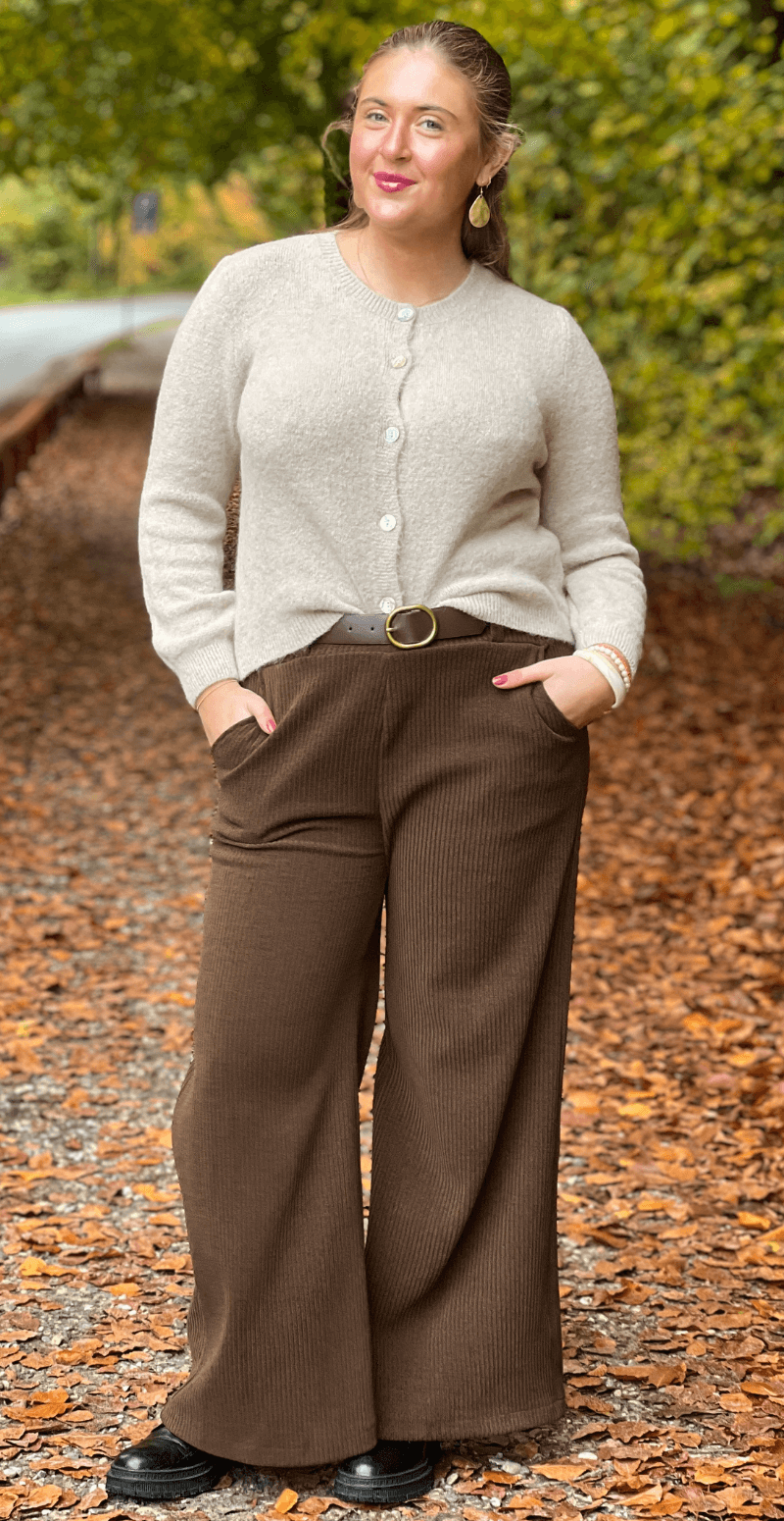 Celeste uld cardigan med perlemorsknapper sand LikeLondon