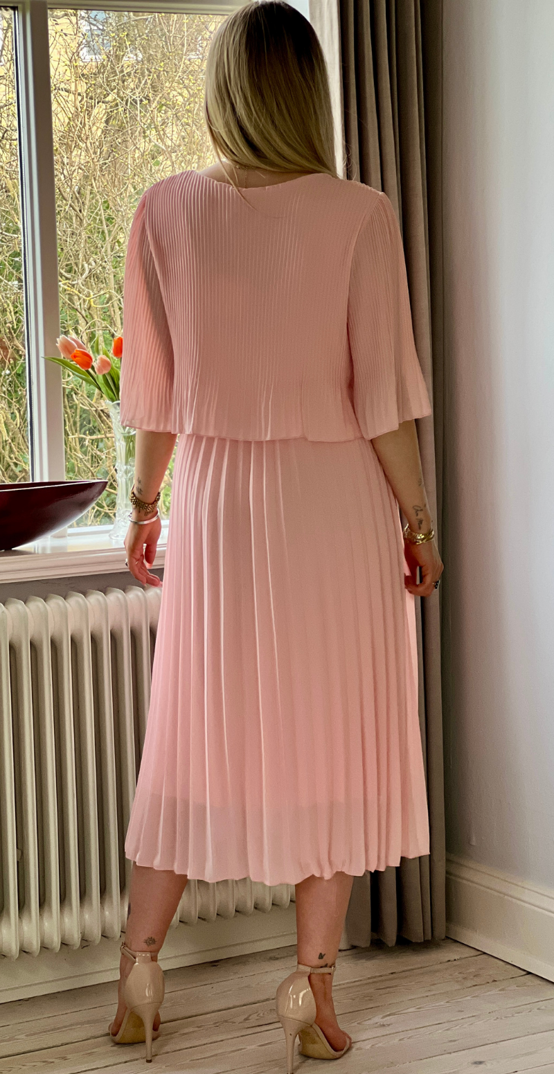 Forudbestil uge 15 Carmen plisseret kjole med elastik i taljen rosa LikeLondon