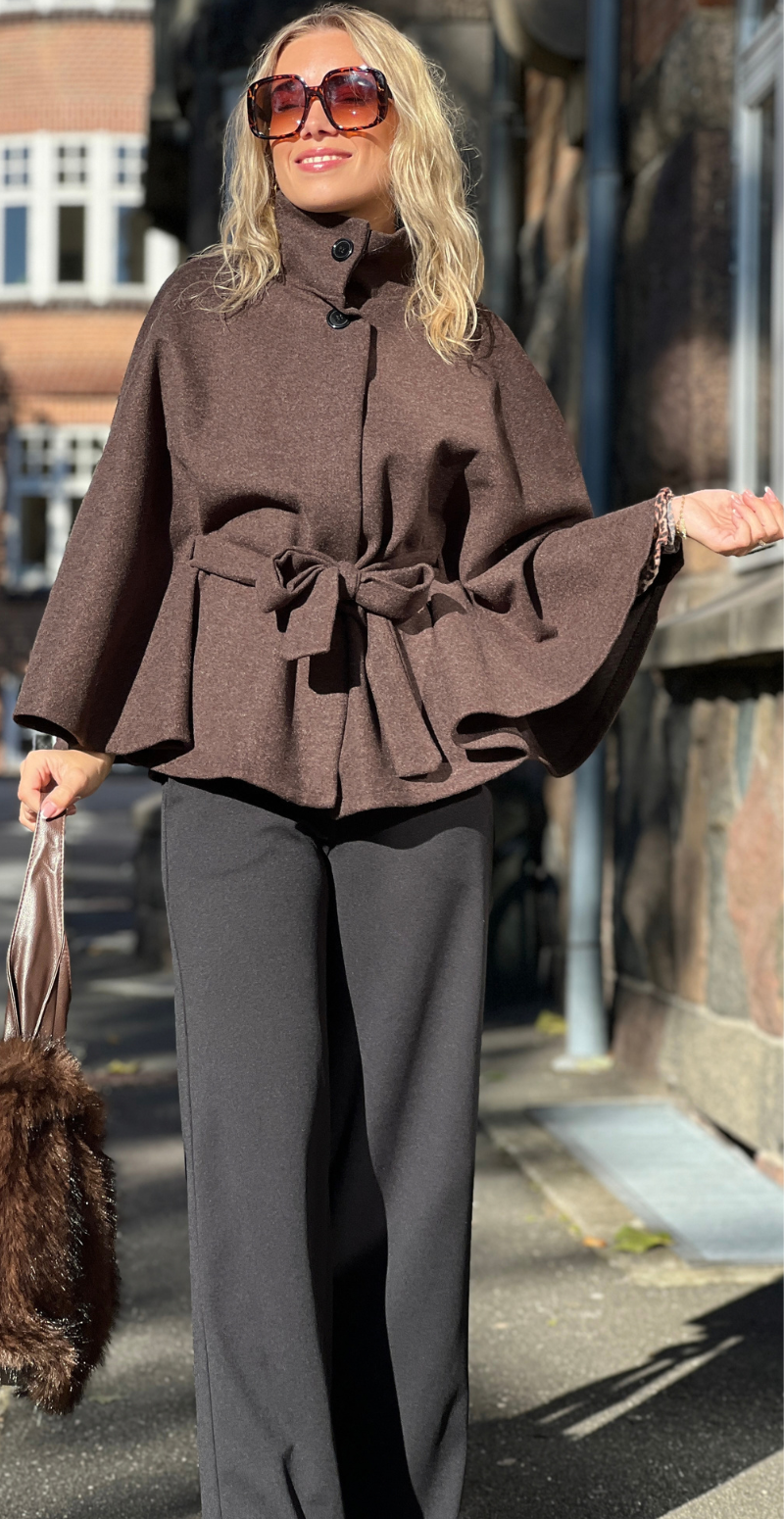 Antonella poncho med bindebånd brun LikeLondon