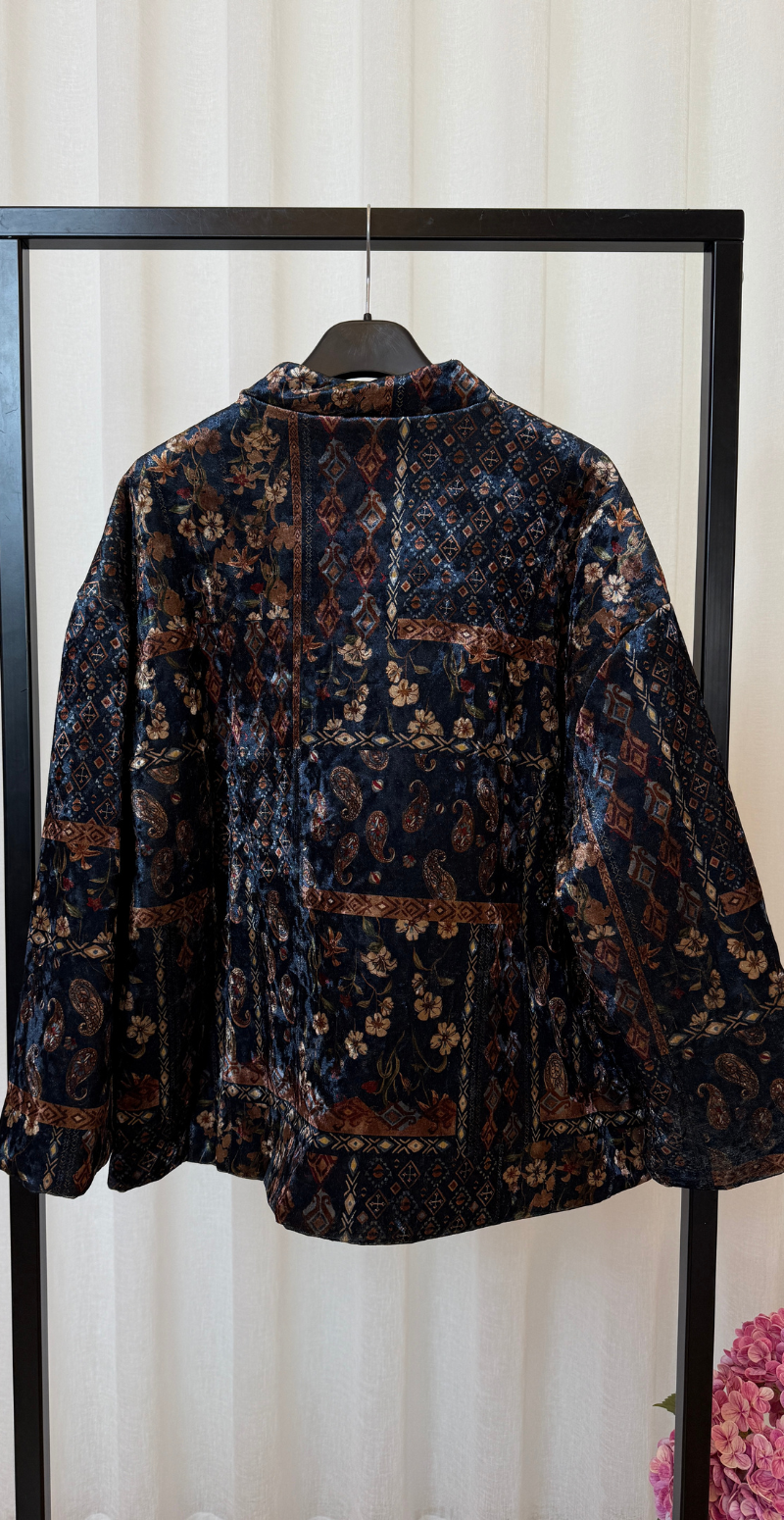 Sibylle jakke i velour med lynlås og blomsterprint navy LikeLondon