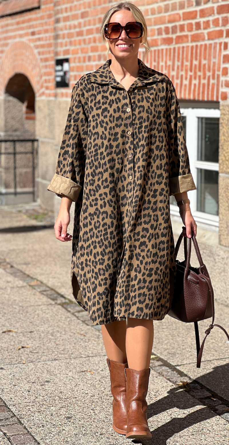 Forudbestil uge 35 Danica fløjls kjole-tunika med knapstolpe camel leoprint LikeLondon