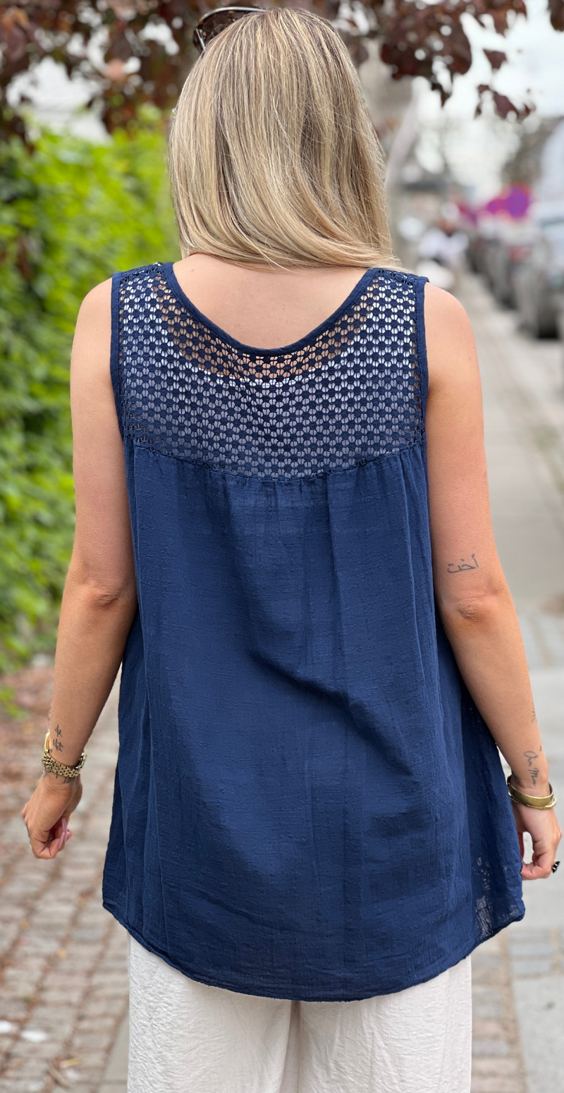 Ina bluse med blondedetaljer navy LikeLondon