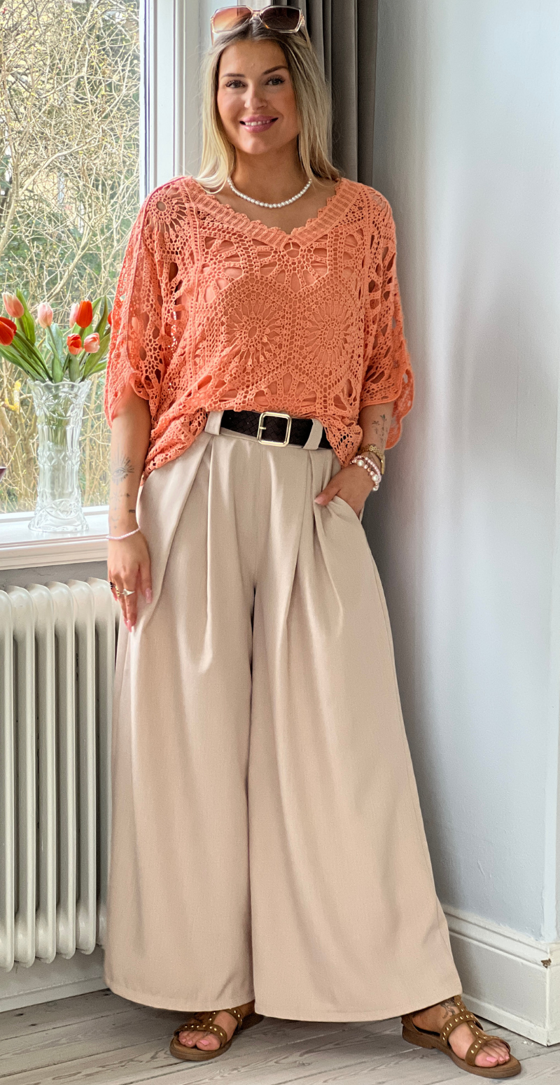 Romea bukser med vidde og bælte beige LikeLondon