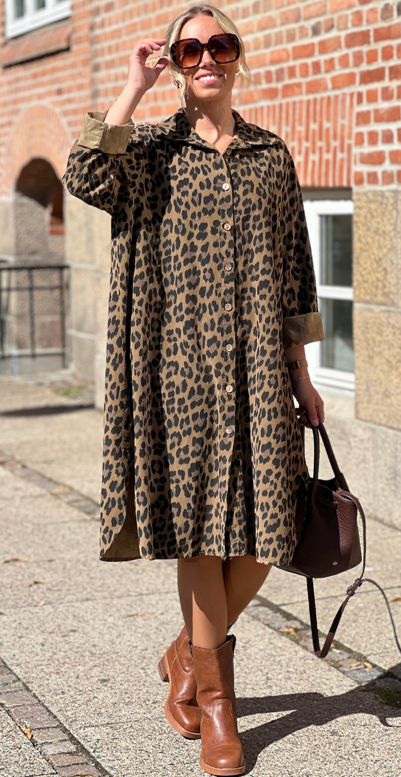 Danica fløjls kjole-tunika med knapstolpe camel leoprint LikeLondon