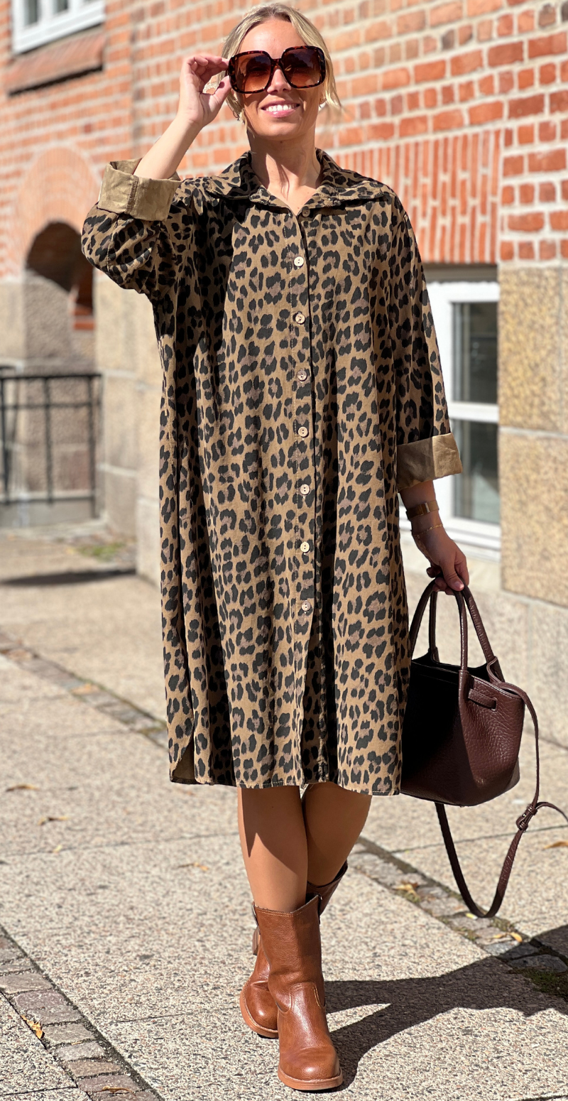Danica fløjls kjole-tunika med knapstolpe camel leoprint LikeLondon