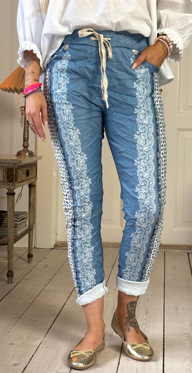 Forudbestil uge 8 Sisse bukser med blondemønster blå/blonder LikeLondon