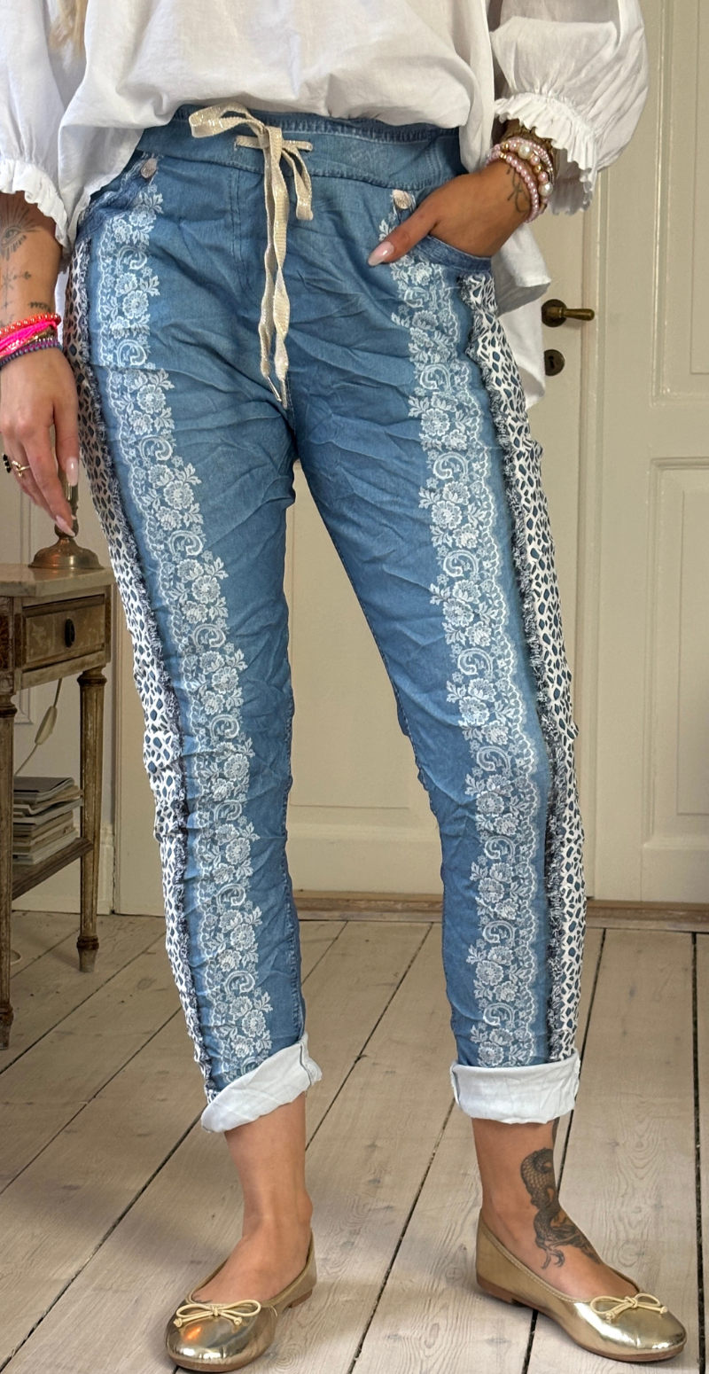 Forudbestil uge 8 Sisse bukser med blondemønster blå/blonder LikeLondon