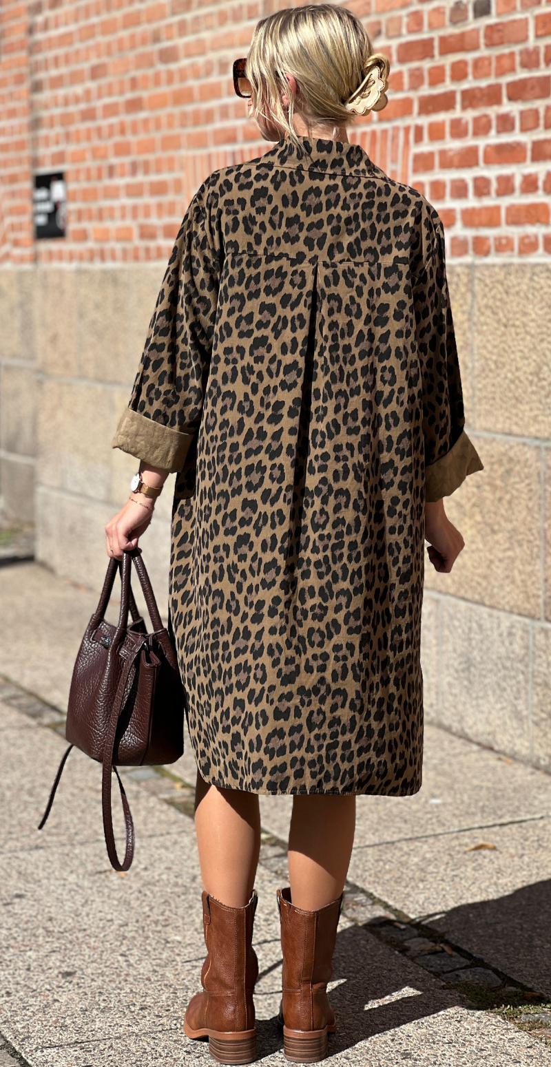 Danica fløjls kjole-tunika med knapstolpe camel leoprint LikeLondon