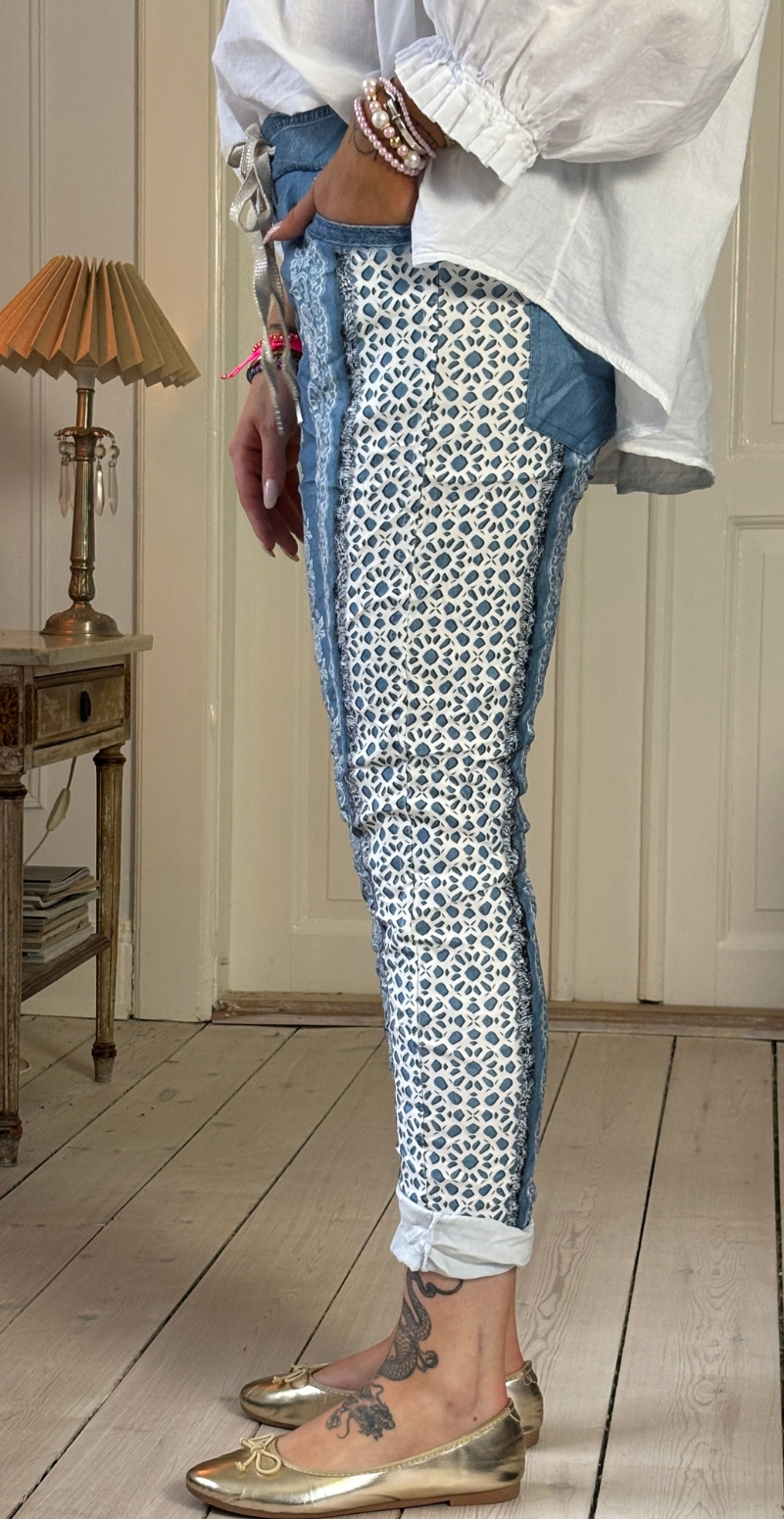 Forudbestil uge 8 Sisse bukser med blondemønster blå/blonder LikeLondon