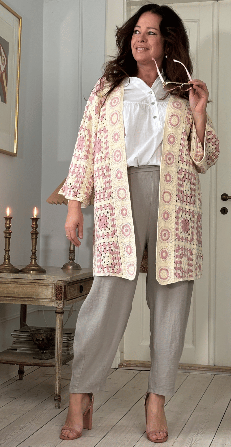 Mio mellemlang cardigan med hæklet firkanter rosa LikeLondon