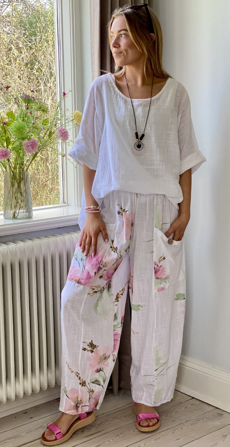 Gwen bukser med blomsterprint og lommer hvid LikeLondon