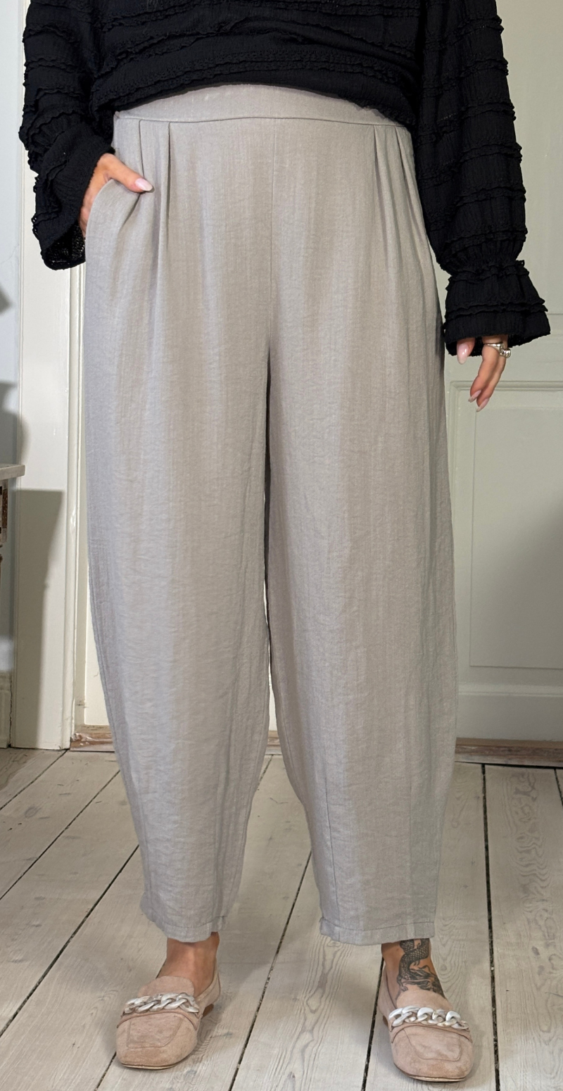 Forudbestil uge 8 Sutton bukser i barrel-fit med læg foran fango LikeLondon