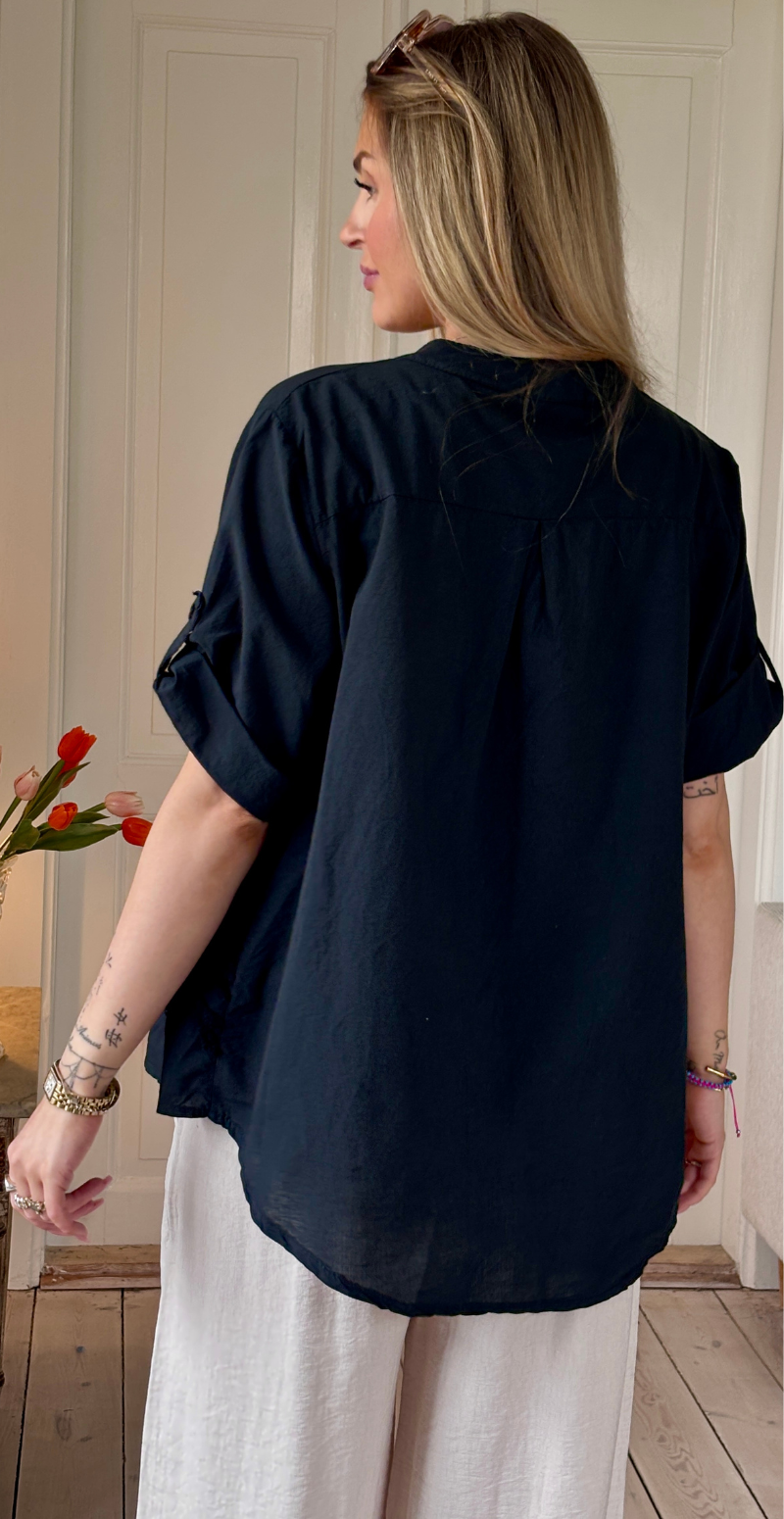 Yasmin kortærmet bluse med struktur og blomstermønster sort LikeLondon