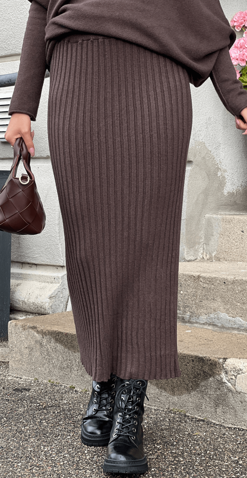 Molly striksæt med rib nederdel og asymetrisk bluse brun LikeLondon