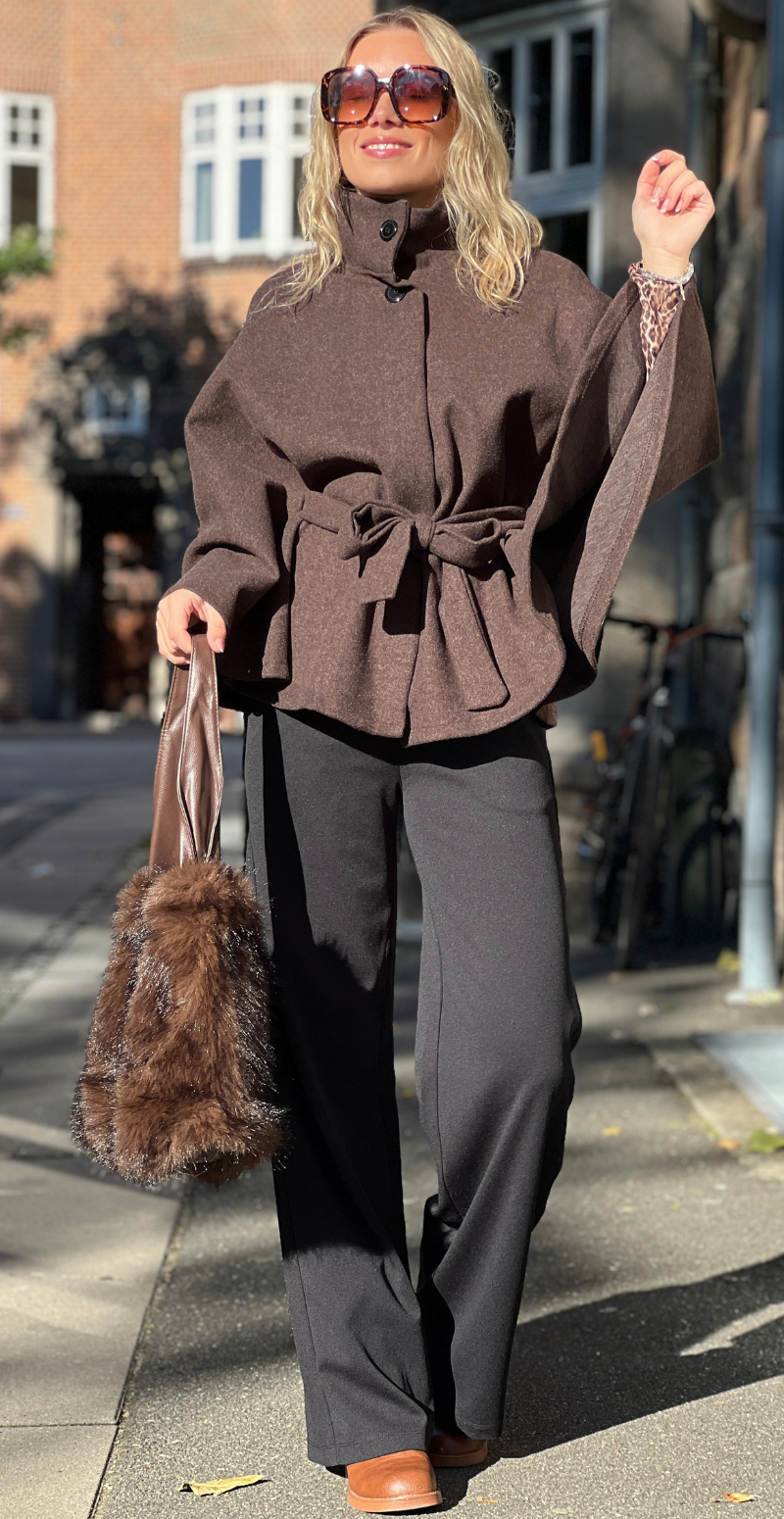 Antonella poncho med bindebånd brun LikeLondon