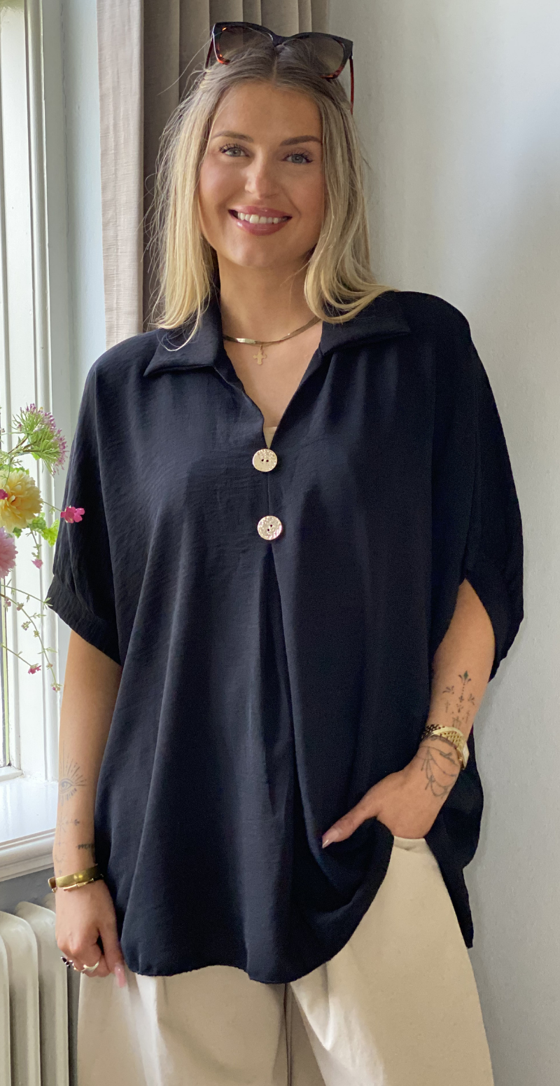 Lizzy bluse med krave og guldknapper sort LikeLondon
