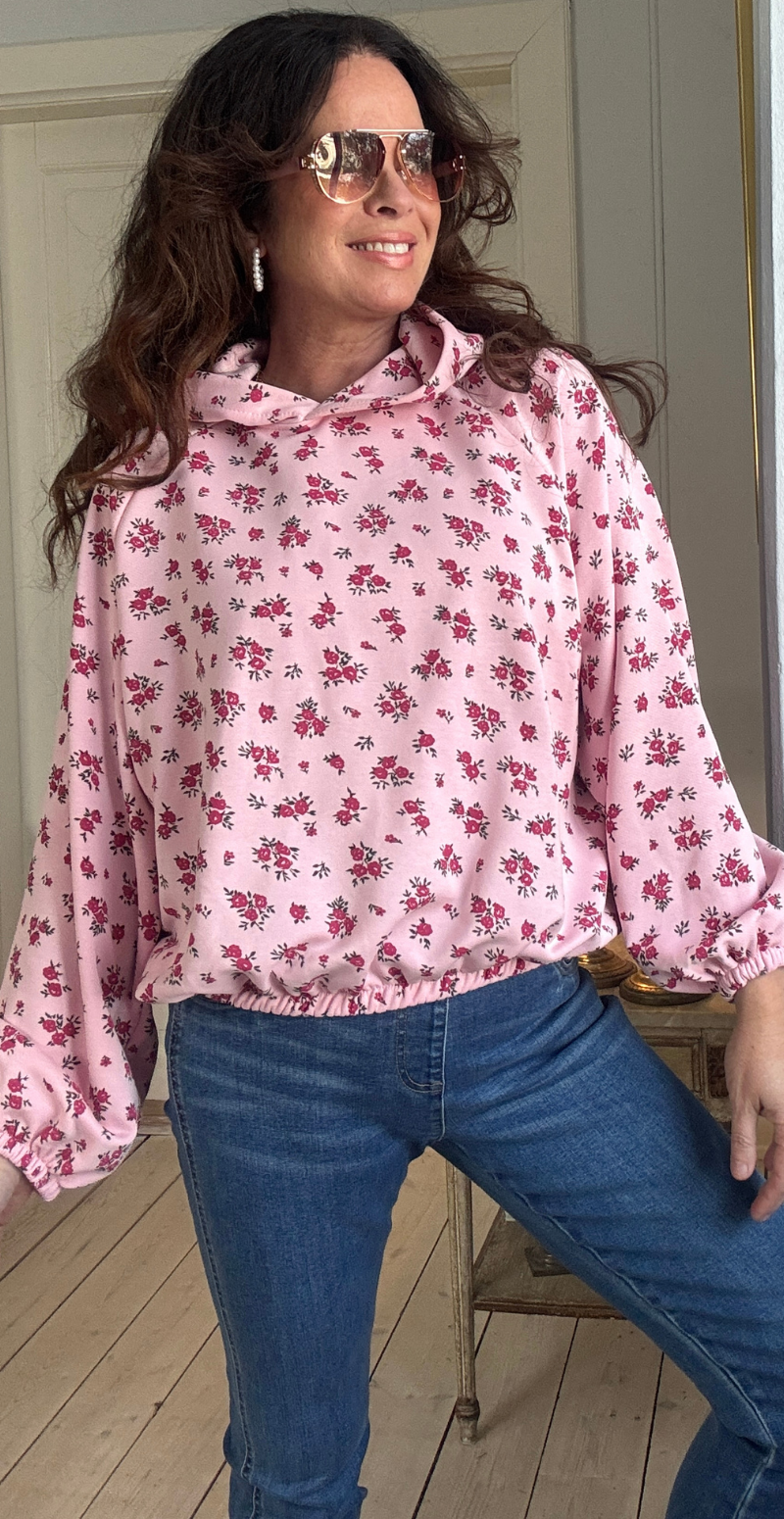 Severine bluse med hætte og blomsterprint rosa LikeLondon