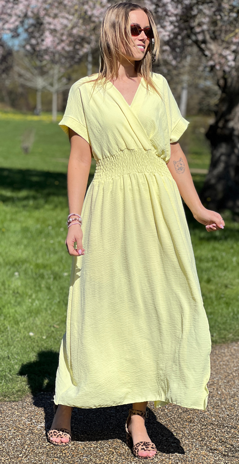 Dagny lang kjole med elastik i taljen og slids foran gul LikeLondon