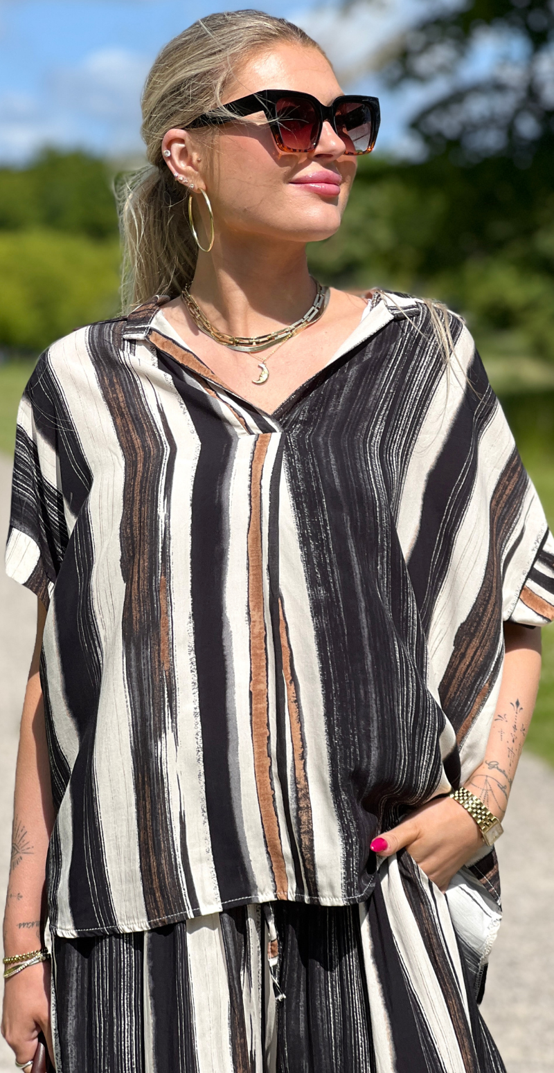 Rosita bluse med lodrette striber og korte ærmer sort LikeLondon