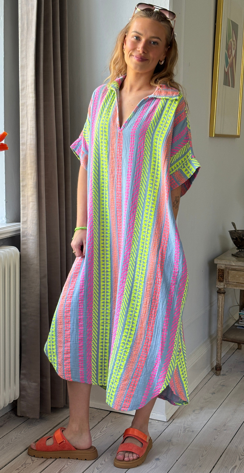 Flora lang kjole i musselin med grafisk mønster denim LikeLondon