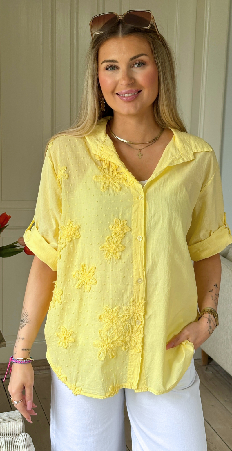 Sigga skjorte med broderi og blomst i den ene side gul Likelondon