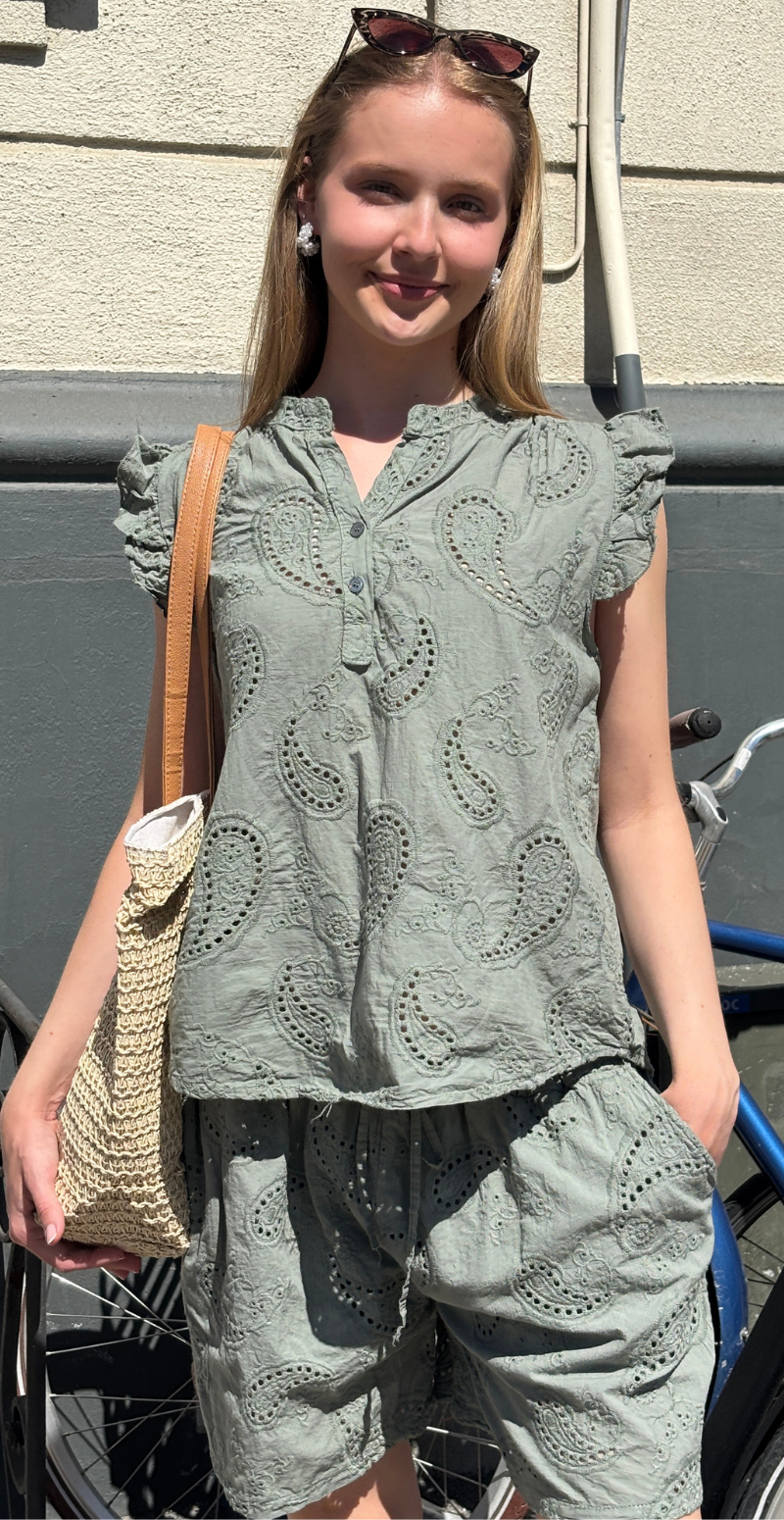Isobel bluse med broderi anglaise og flæseærmer khaki LikeLondon