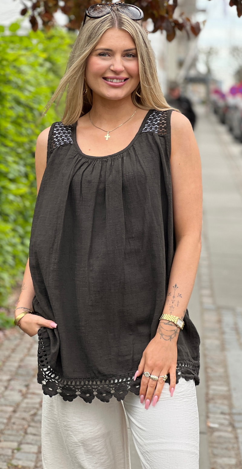 Ina bluse med blondedetaljer brun LikeLondon