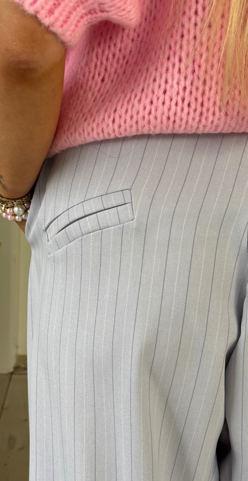 Cleo nålestribet buks i barrel-fit celeste LikeLondon