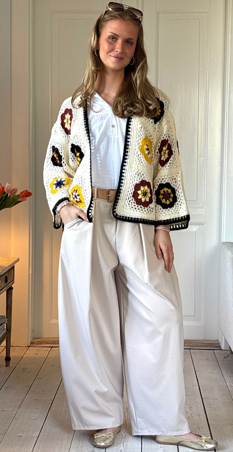 Tonja kort hæklet cardigan med blomster creme LikeLondon