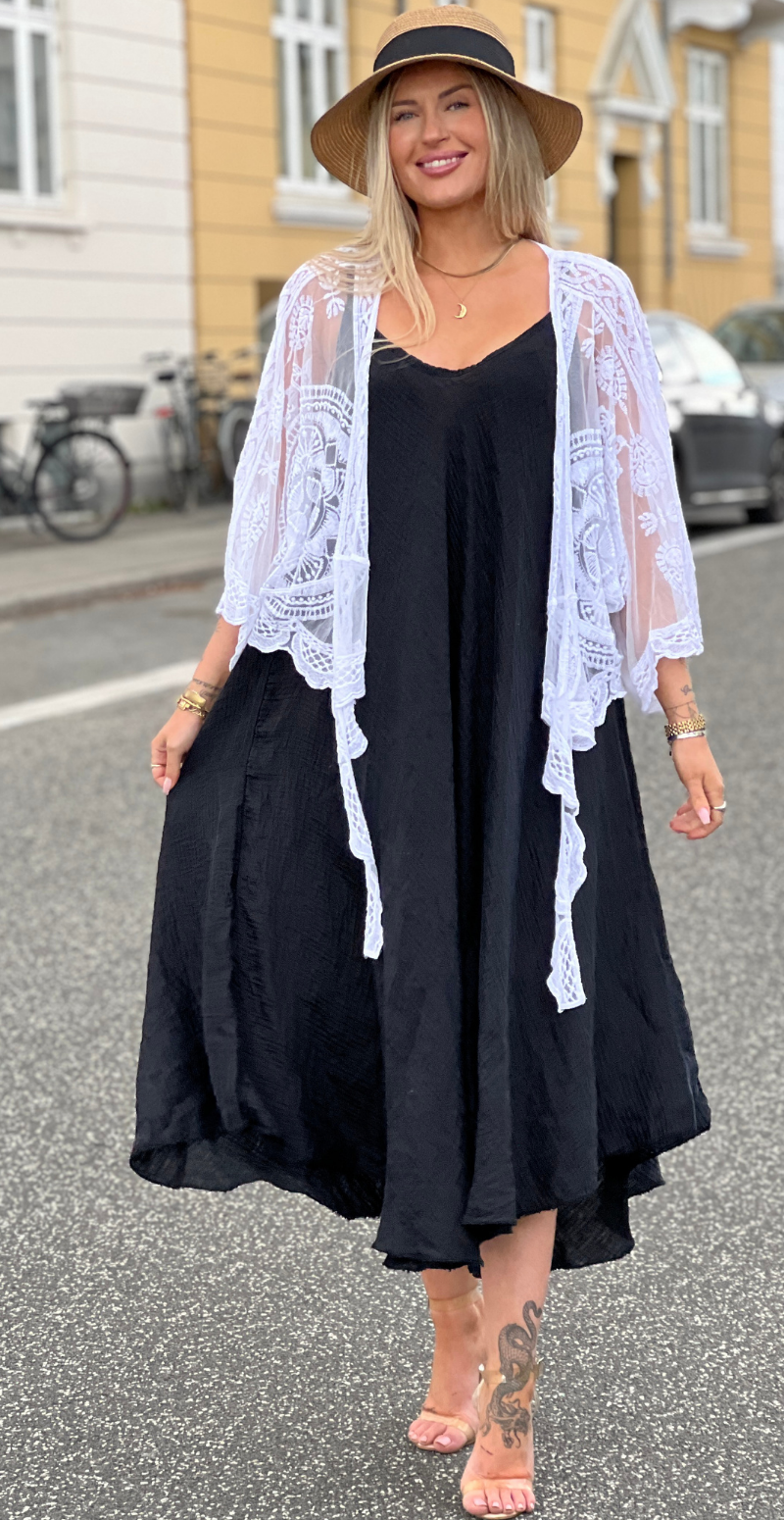 Karine lang vidde kjole med tynde stropper sort LikeLondon